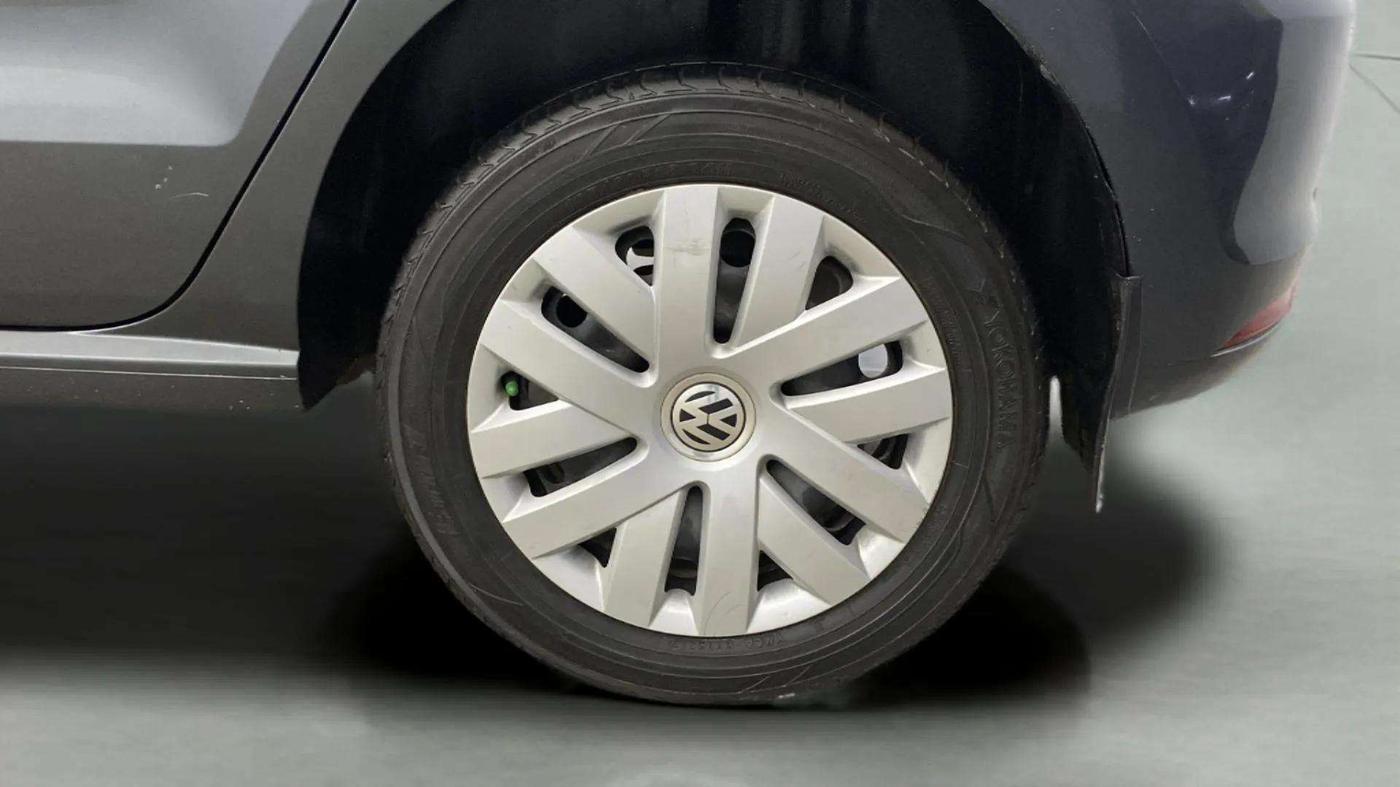 2014 Volkswagen Polo COMFORTLINE 1.2L, Petrol, Manual, 80,147 km, Left Rear Wheel