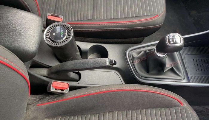 2022 Hyundai NEW I20 ASTA (O) 1.2 MT DUAL TONE, Petrol, Manual, 35,239 km, Gear Lever