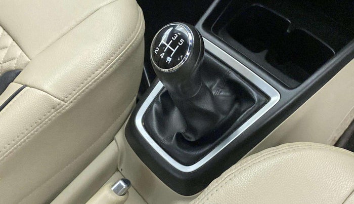 2018 Maruti Dzire VXI, Petrol, Manual, 62,146 km, Gear lever - Knob has minor damage