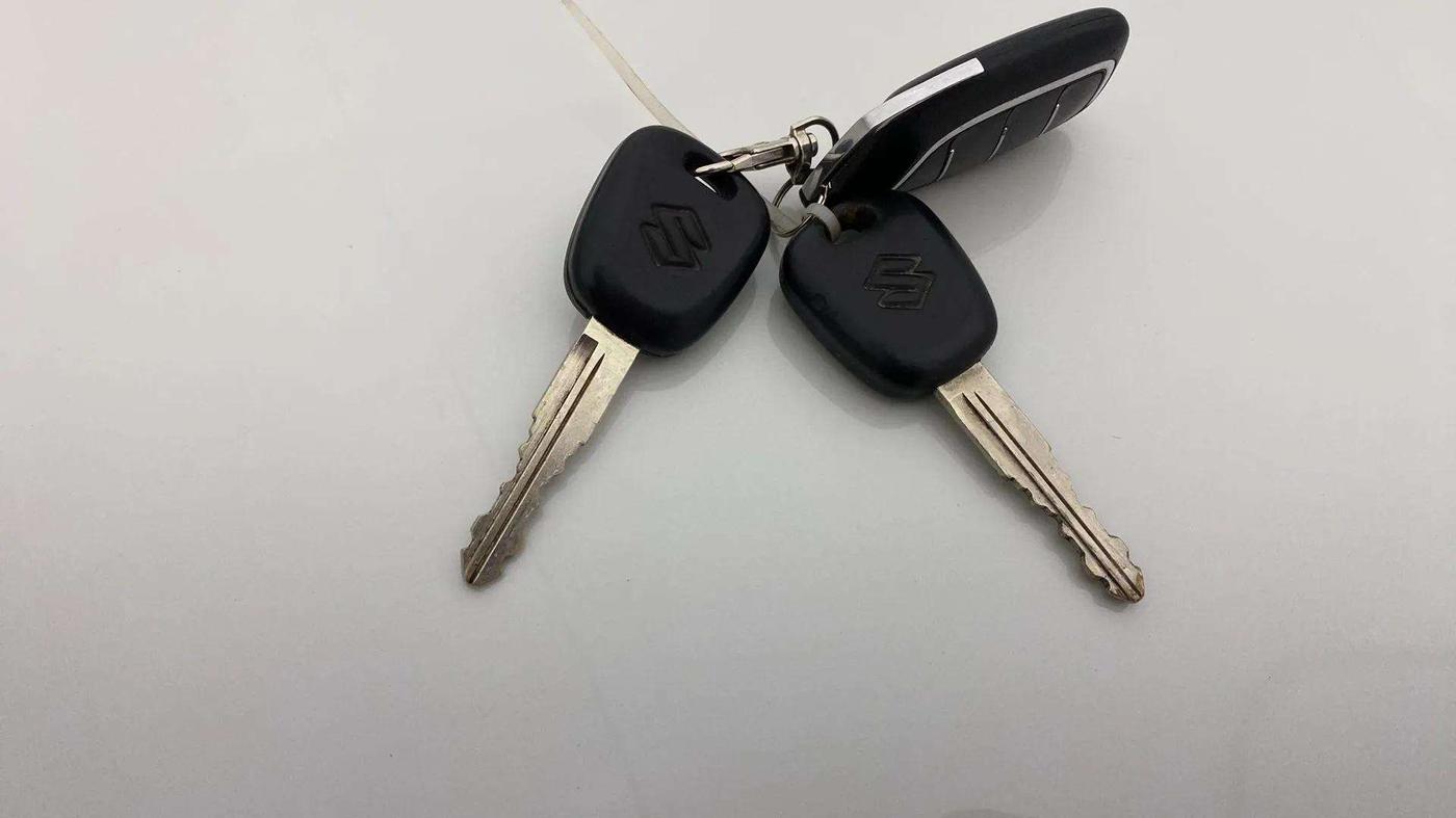 2020 Maruti Swift LXI, Petrol, Manual, 31,638 km, Key Close Up