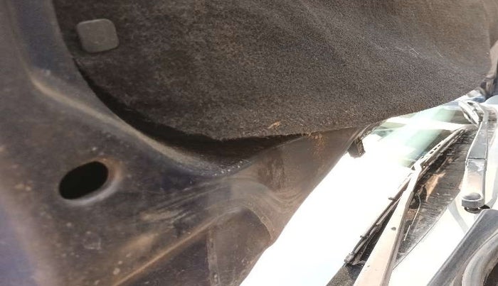 2013 Volkswagen Vento HIGHLINE PETROL AT, Petrol, Automatic, 40,143 km, Bonnet (hood) - Insulation cover has minor damage