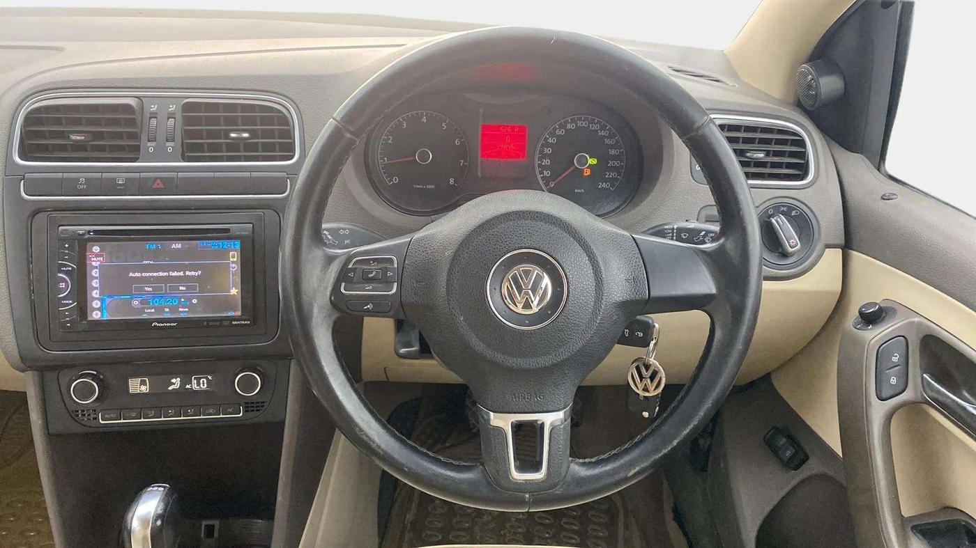 2013 Volkswagen Vento HIGHLINE PETROL AT, Petrol, Automatic, 40,143 km, Steering Wheel Close Up
