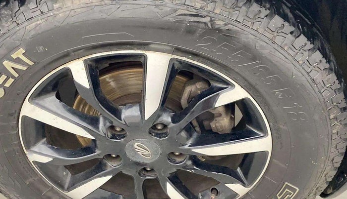 2019 Mahindra XUV500 W11(O), Diesel, Manual, 62,856 km, Right front tyre - Tyre dimensions are different from each other