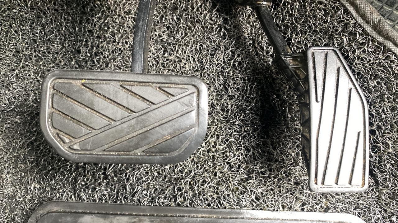 2022 Maruti XL6 ZETA AT, Petrol, Automatic, 49,247 km, Pedals