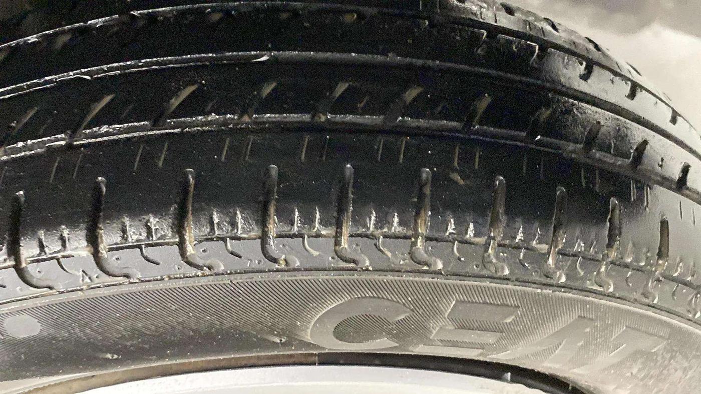 2016 Renault Kwid RXL, Petrol, Manual, 48,938 km, Left Rear Tyre Tread