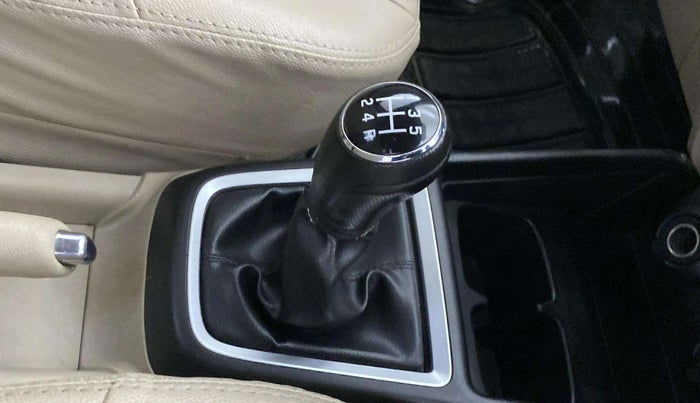 2018 Maruti Dzire VXI, Petrol, Manual, 90,472 km, Gear lever - Knob has minor damage