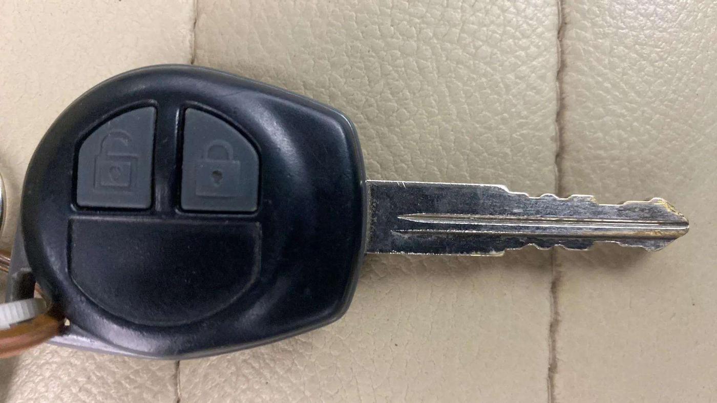 2017 Maruti Swift LXI (O), Petrol, Manual, 27,300 km, Key Close Up