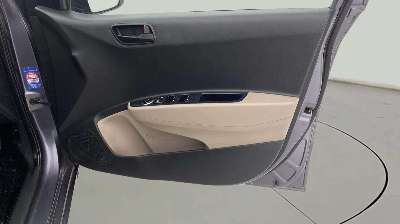 2017 Hyundai Grand i10 MAGNA AT 1.2 KAPPA VTVT, Petrol, Automatic, 39,402 km, Driver Side Door Panels Control