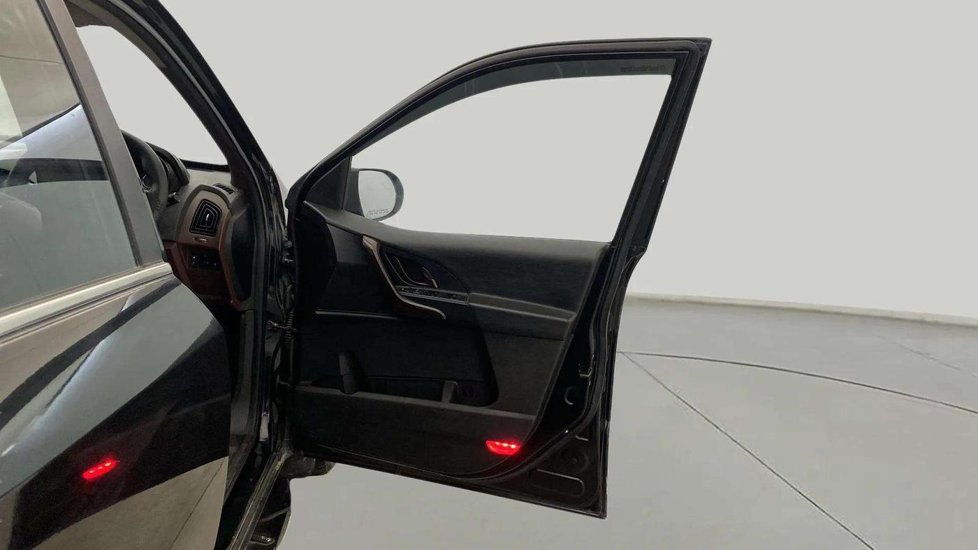 2020 Mahindra XUV500 W9, Diesel, Manual, 57,760 km, RHS Front Door
