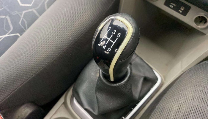 2017 Tata Tiago XT PETROL, Petrol, Manual, 52,825 km, Gear lever - Knob cover torn