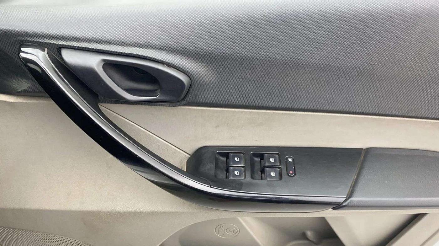 2017 Tata Tiago XT PETROL, Petrol, Manual, 52,825 km, Driver Side Door Panels Control
