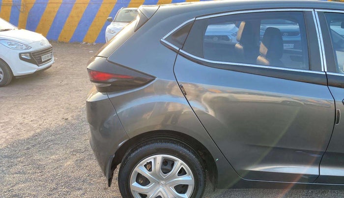 2022 Tata ALTROZ XM PLUS PETROL, Petrol, Manual, 40,160 km, Right quarter panel - Paint has minor damage