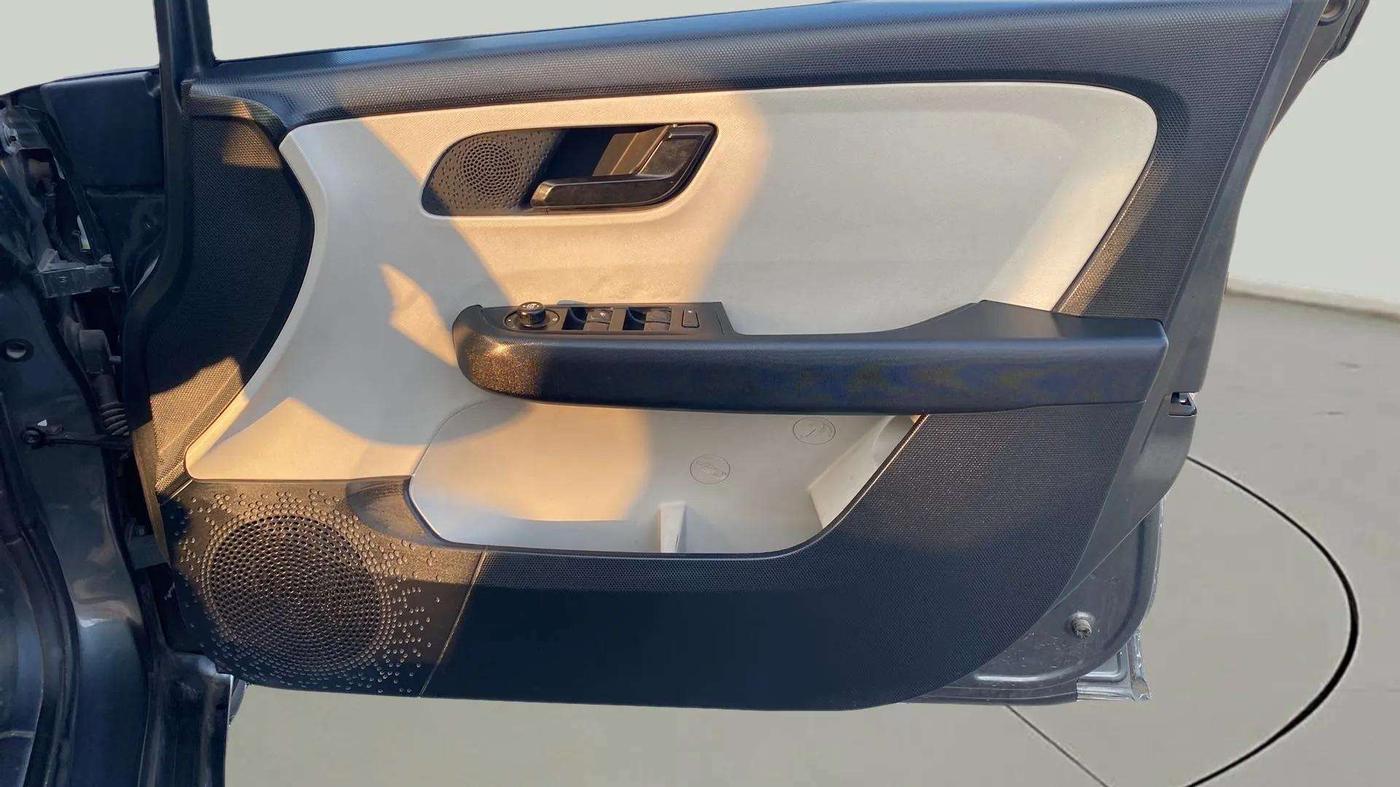 2022 Tata ALTROZ XM PLUS PETROL, Petrol, Manual, 40,249 km, Driver Side Door Panels Control