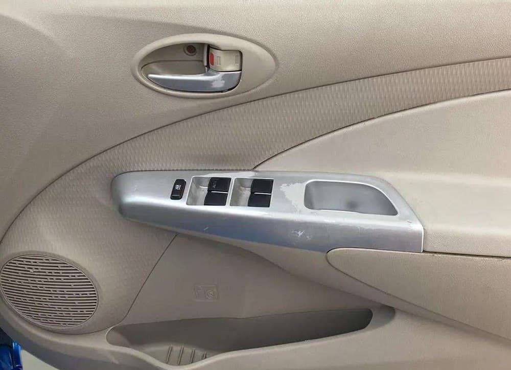 2013 Toyota Etios Liva G, Petrol, Manual, 50,372 km, Driver Side Door Panels Control