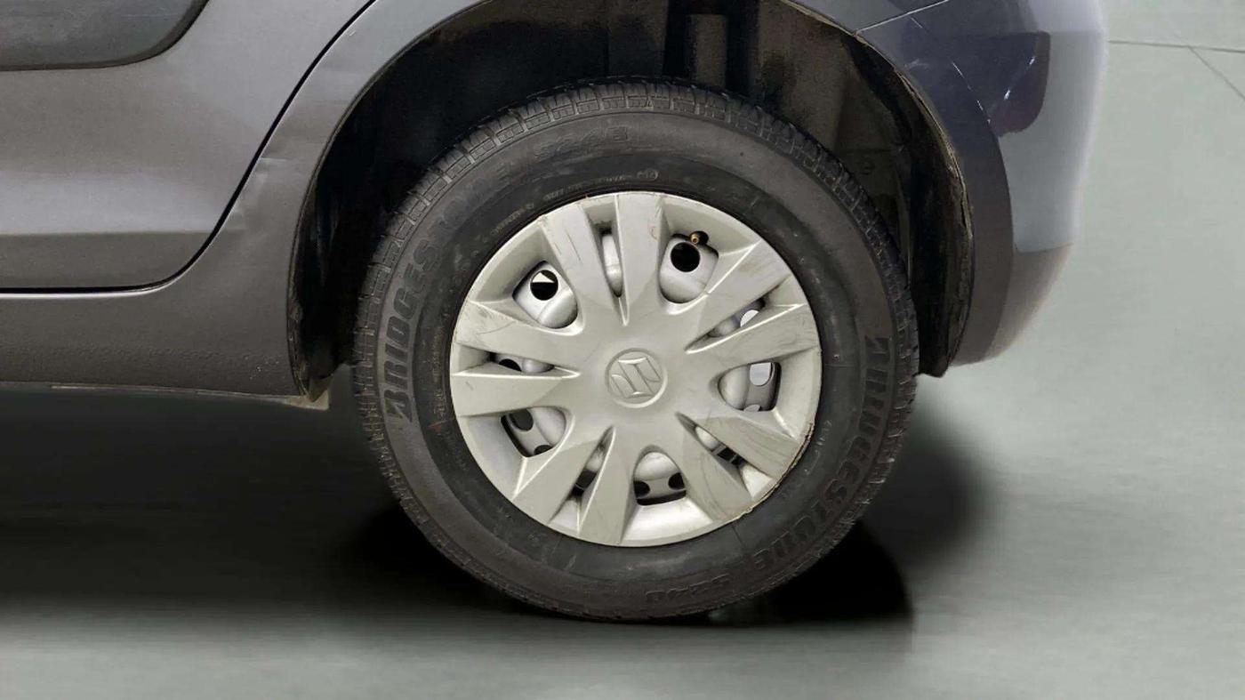 2017 Maruti Swift LXI (O), CNG, Manual, 33,203 km, Left Rear Wheel