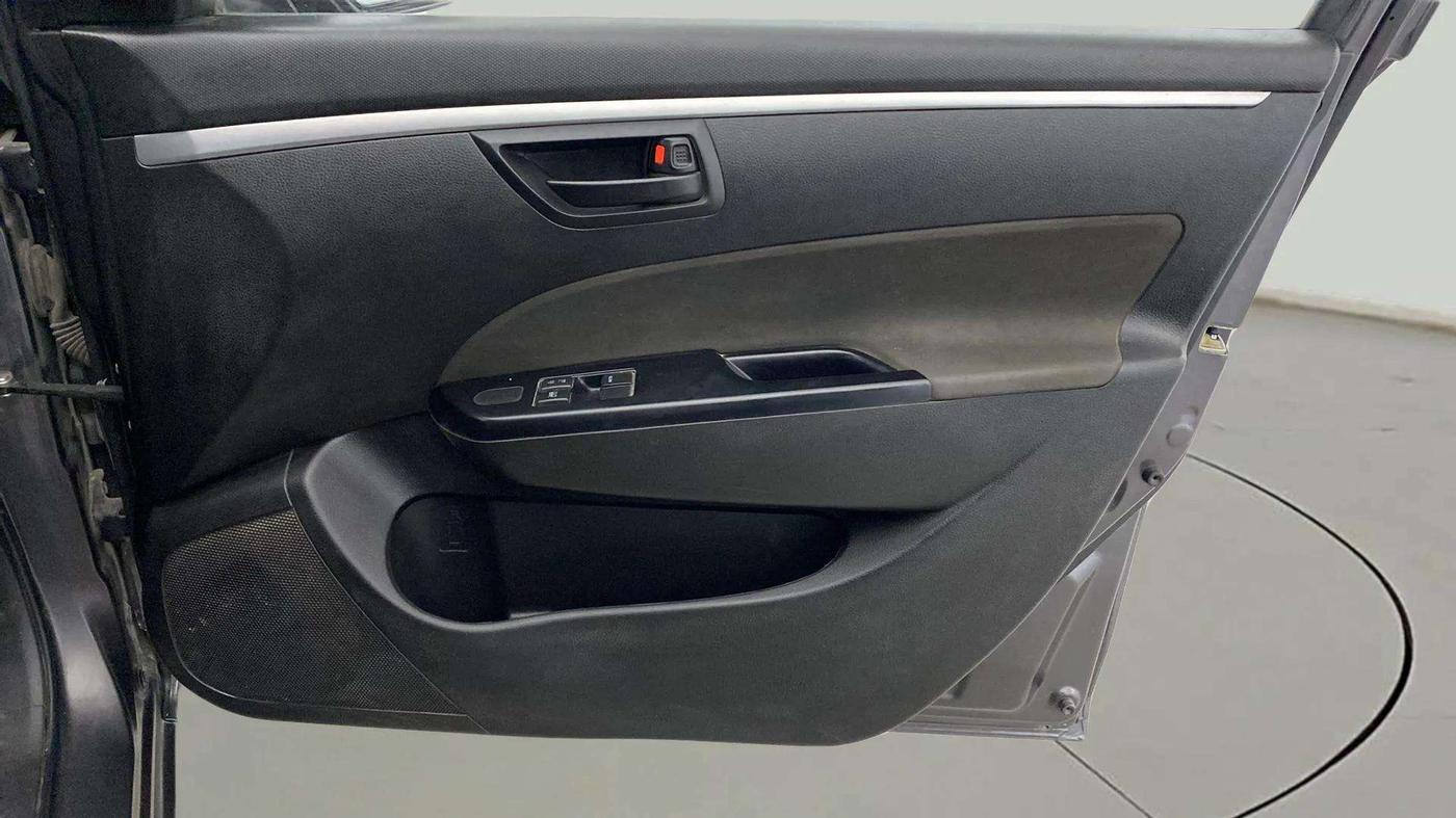 2017 Maruti Swift LXI (O), CNG, Manual, 33,203 km, Driver Side Door Panels Control