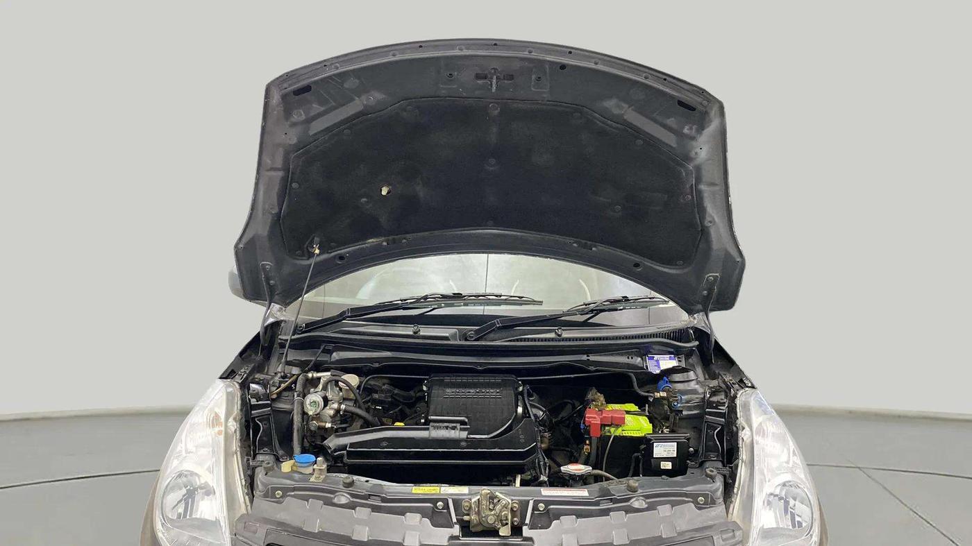 2017 Maruti Swift LXI (O), CNG, Manual, 33,203 km, Open Bonet