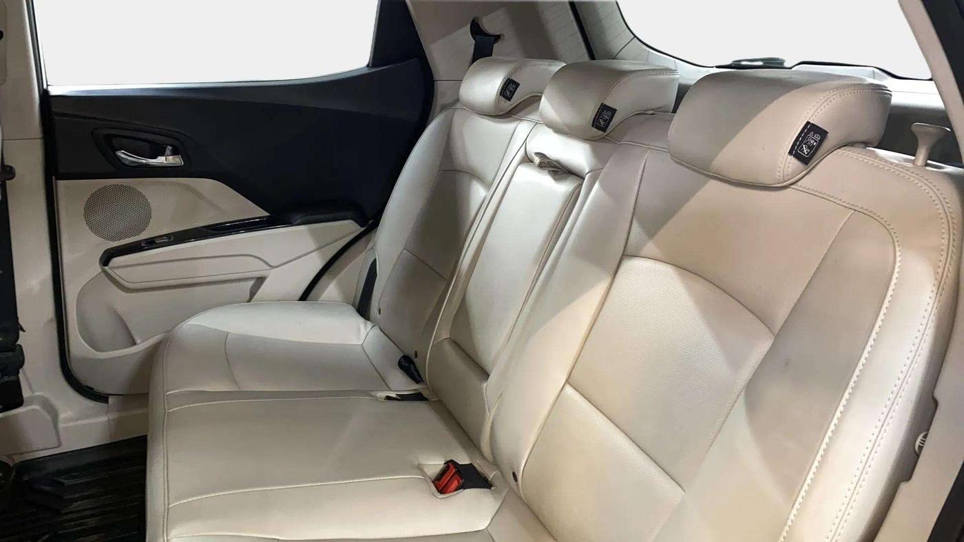 2022 Mahindra XUV300 W8 (O) 1.5 DIESEL, Diesel, Manual, 28,924 km, Right Side Rear Door Cabin