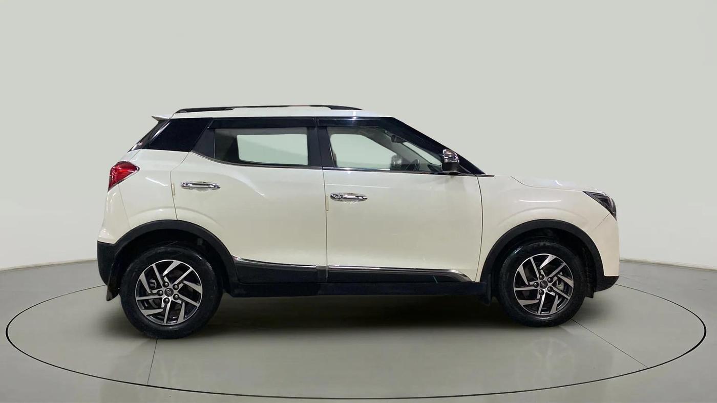 2022 Mahindra XUV300 W8 (O) 1.5 DIESEL, Diesel, Manual, 28,924 km, Right Side View