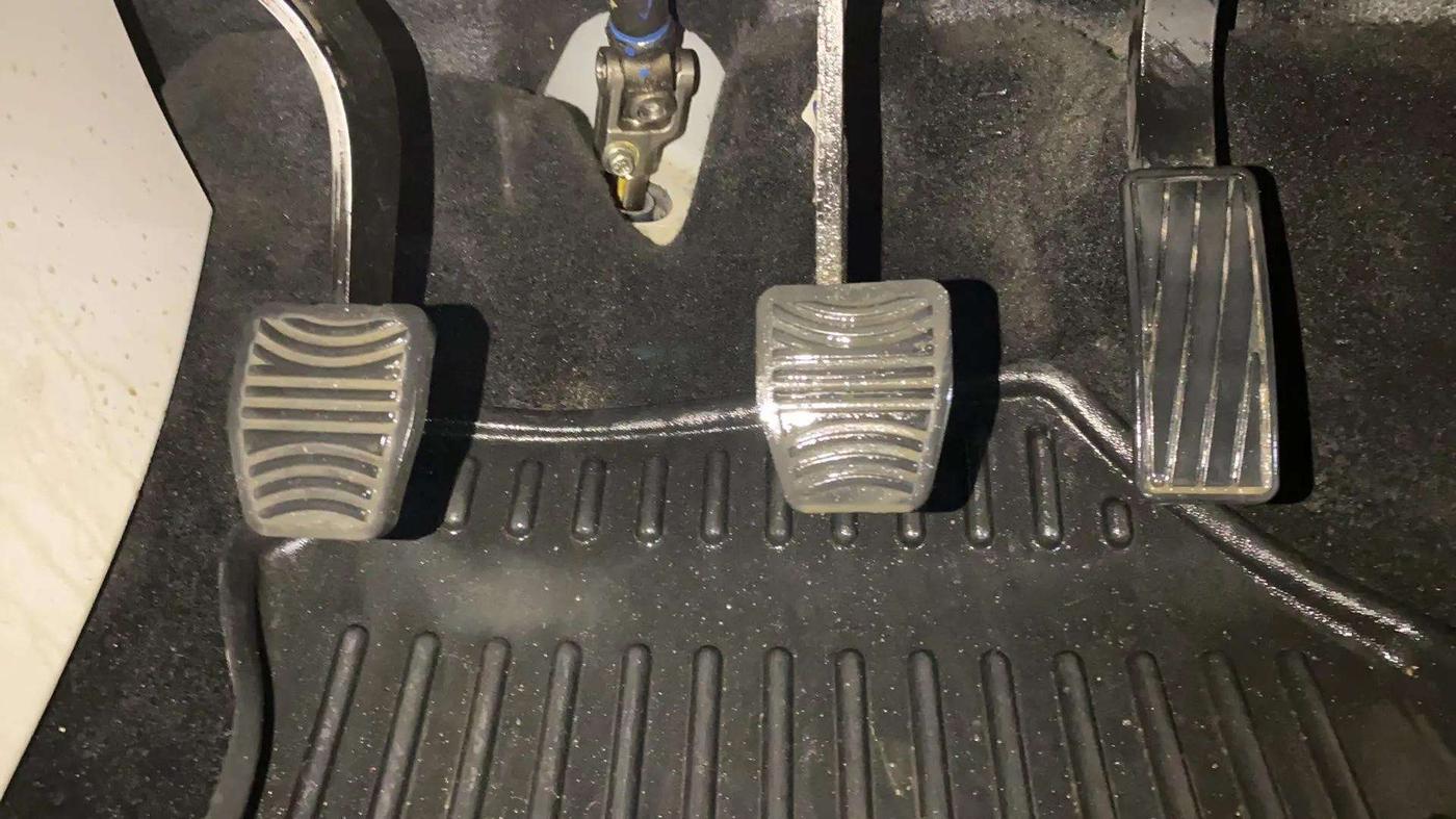 2022 Mahindra XUV300 W8 (O) 1.5 DIESEL, Diesel, Manual, 28,924 km, Pedals