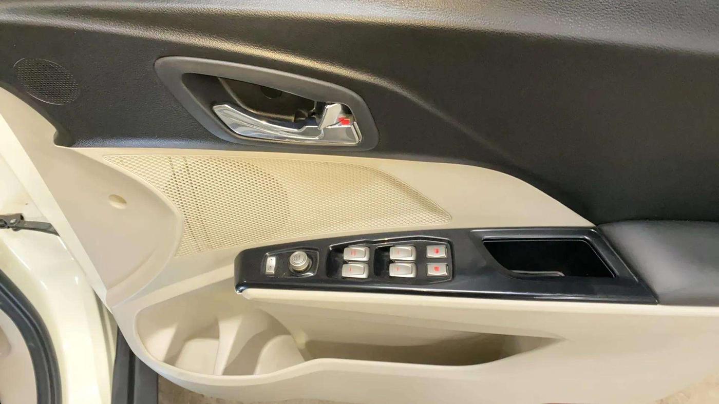 2022 Mahindra XUV300 W8 (O) 1.5 DIESEL, Diesel, Manual, 28,924 km, Driver Side Door Panels Control