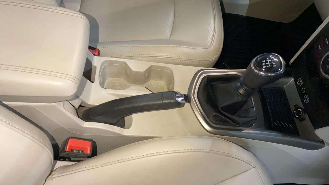 2022 Mahindra XUV300 W8 (O) 1.5 DIESEL, Diesel, Manual, 28,924 km, Gear Lever