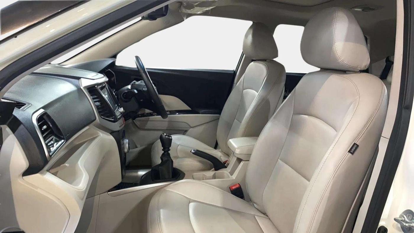 2022 Mahindra XUV300 W8 (O) 1.5 DIESEL, Diesel, Manual, 28,924 km, Right Side Front Door Cabin