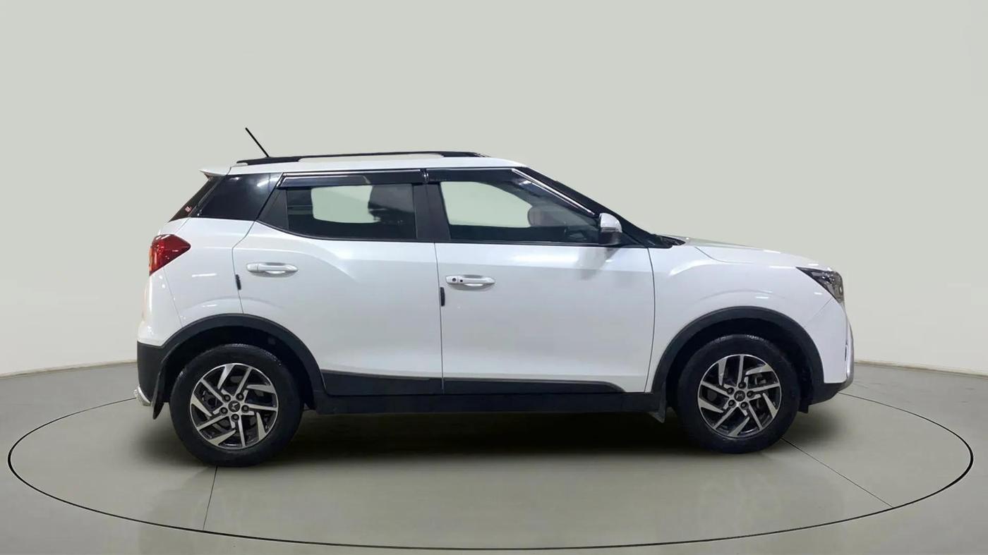2023 Mahindra XUV300 W8 (O) 1.5 DIESEL, Diesel, Manual, 24,394 km, Right Side View