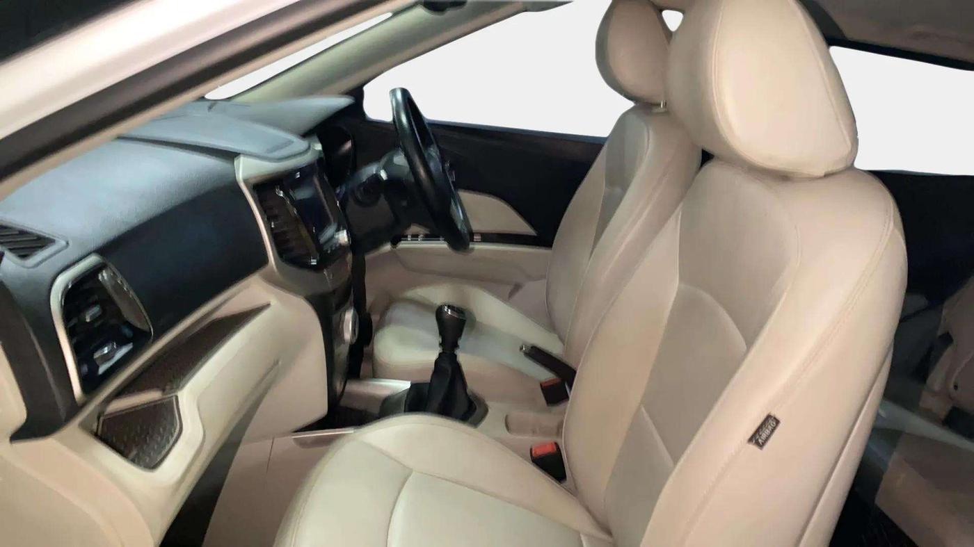 2023 Mahindra XUV300 W8 (O) 1.5 DIESEL, Diesel, Manual, 24,394 km, Right Side Front Door Cabin