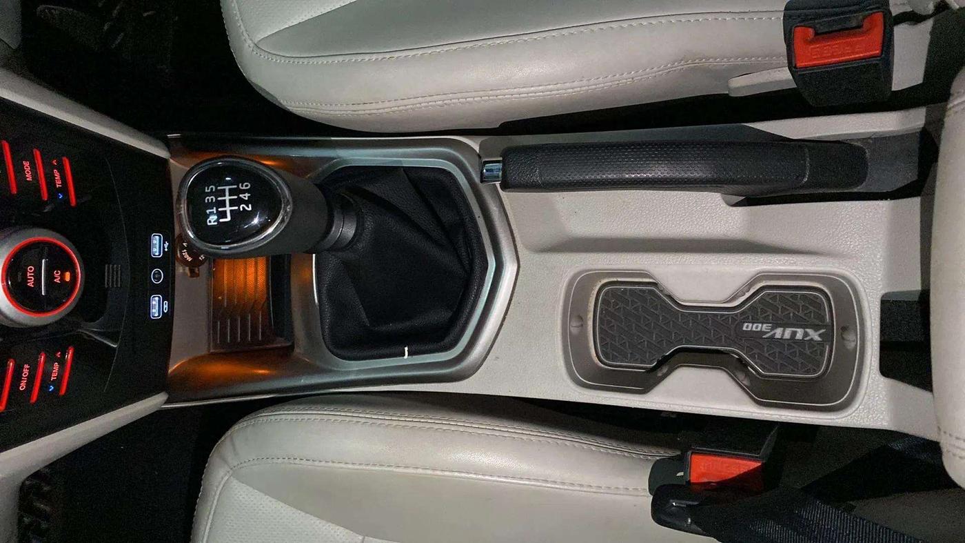 2023 Mahindra XUV300 W8 (O) 1.5 DIESEL, Diesel, Manual, 24,394 km, Gear Lever