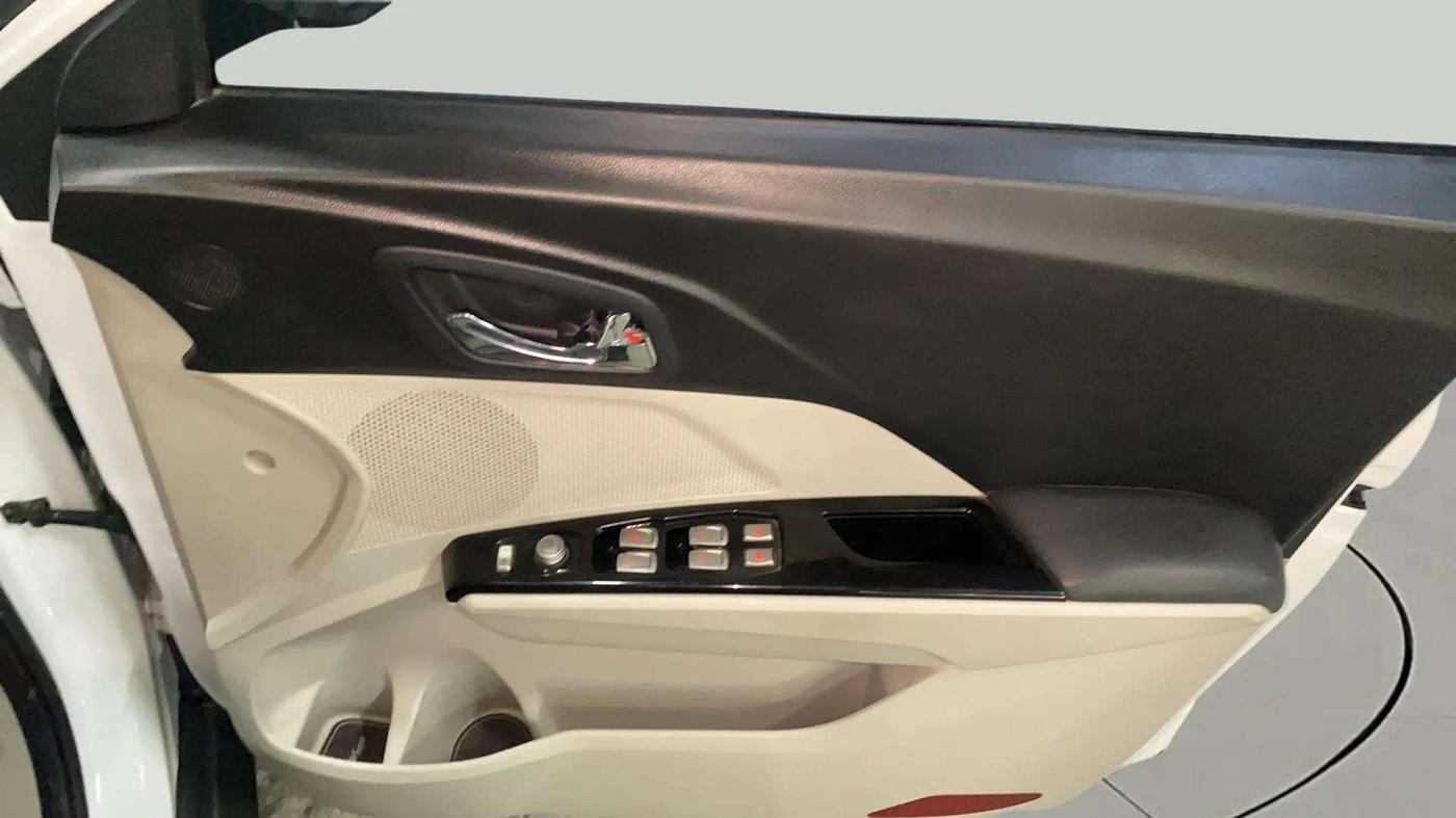 2023 Mahindra XUV300 W8 (O) 1.5 DIESEL, Diesel, Manual, 24,394 km, Driver Side Door Panels Control