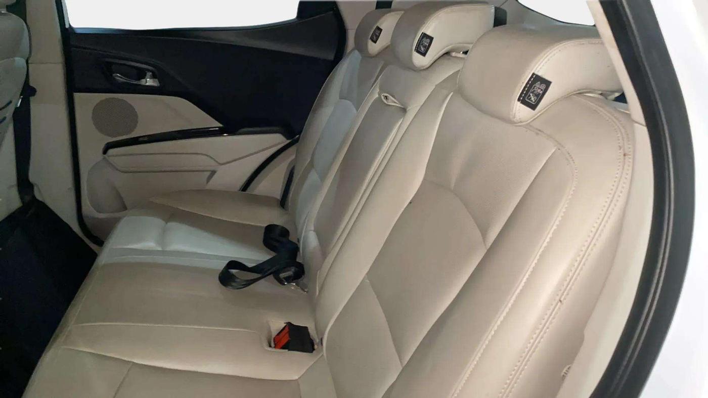 2023 Mahindra XUV300 W8 (O) 1.5 DIESEL, Diesel, Manual, 24,394 km, Right Side Rear Door Cabin