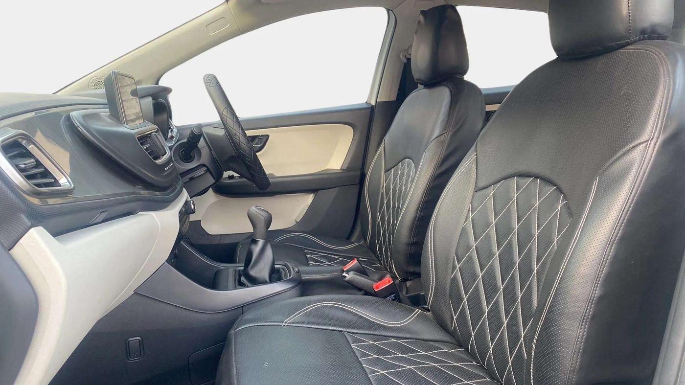 2024 Tata ALTROZ XM PLUS SUNROOF, Petrol, Manual, 10,592 km, Right Side Front Door Cabin