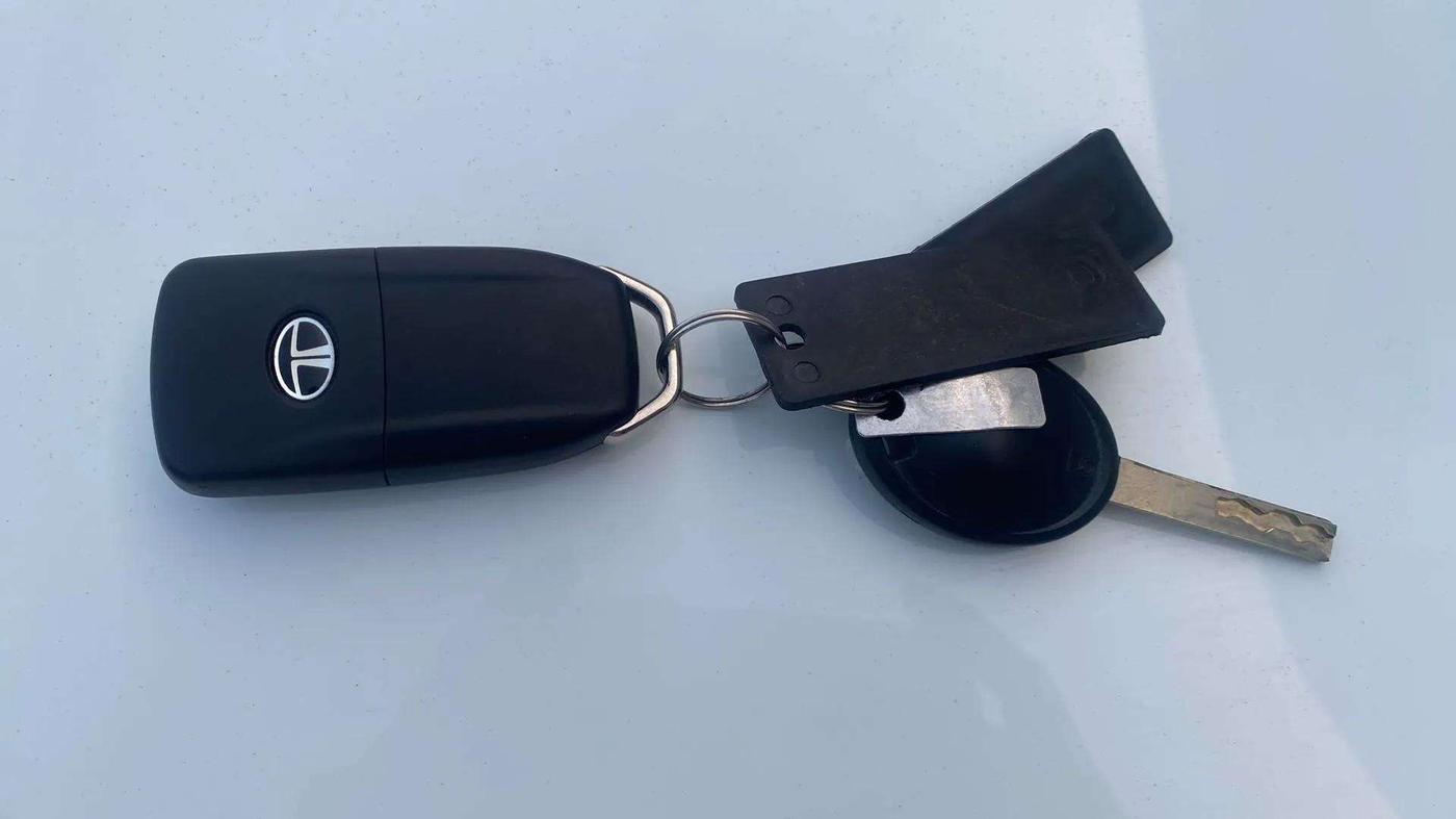 2024 Tata ALTROZ XM PLUS SUNROOF, Petrol, Manual, 10,592 km, Key Close Up