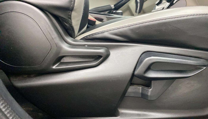 2021 Tata NEXON XZA PLUS SUNROOF DUAL TONE PETROL, Petrol, Automatic, 20,305 km, Driver Side Adjustment Panel