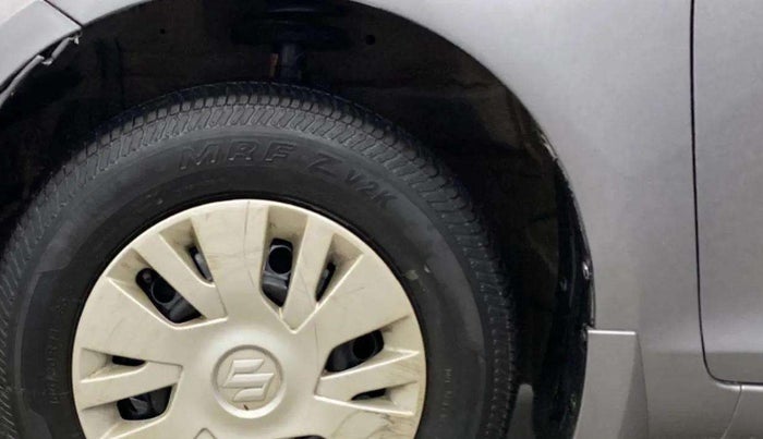 2014 Maruti Swift VXI, Petrol, Manual, 48,749 km, Left front tyre - Minor crack