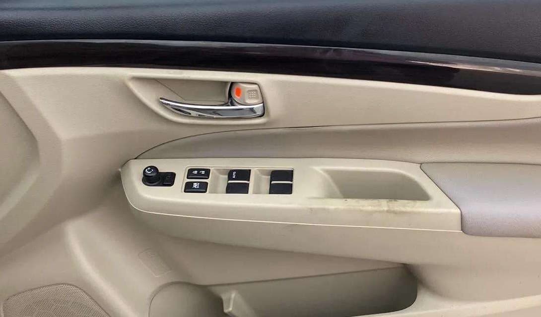 2017 Maruti Ciaz ZXI, Petrol, Manual, 77,478 km, Driver Side Door Panels Control