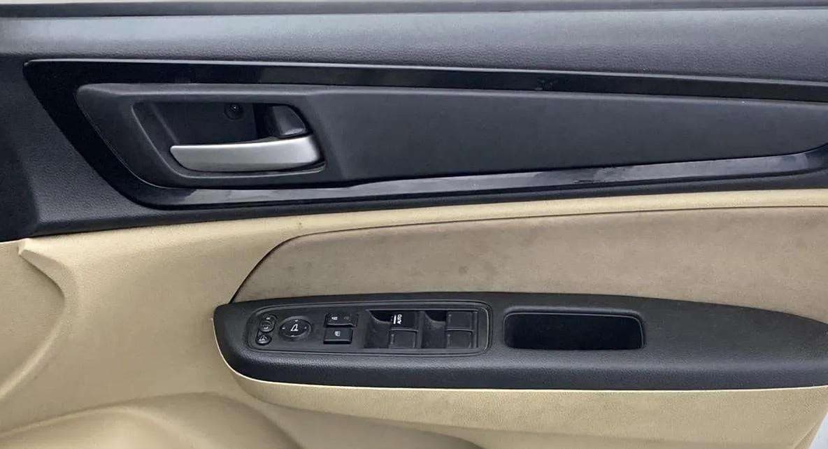 2019 Honda Amaze 1.2L I-VTEC V, CNG, Manual, 86,840 km, Driver Side Door Panels Control