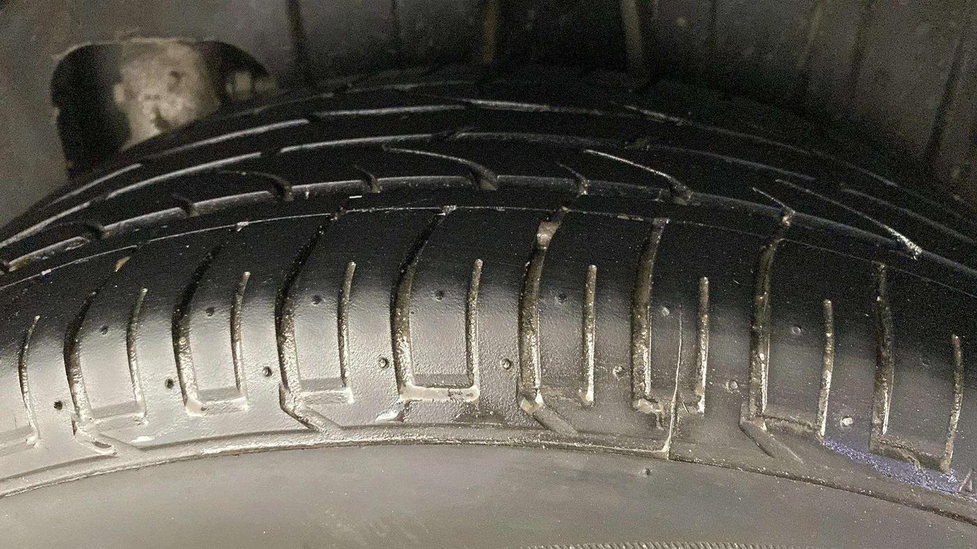 2021 Mahindra XUV300 W8 (O) 1.5 DIESEL, Diesel, Manual, 73,208 km, Left Front Tyre Tread