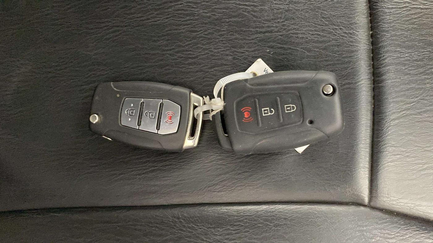 2021 Mahindra XUV300 W8 (O) 1.5 DIESEL, Diesel, Manual, 73,208 km, Key Close Up