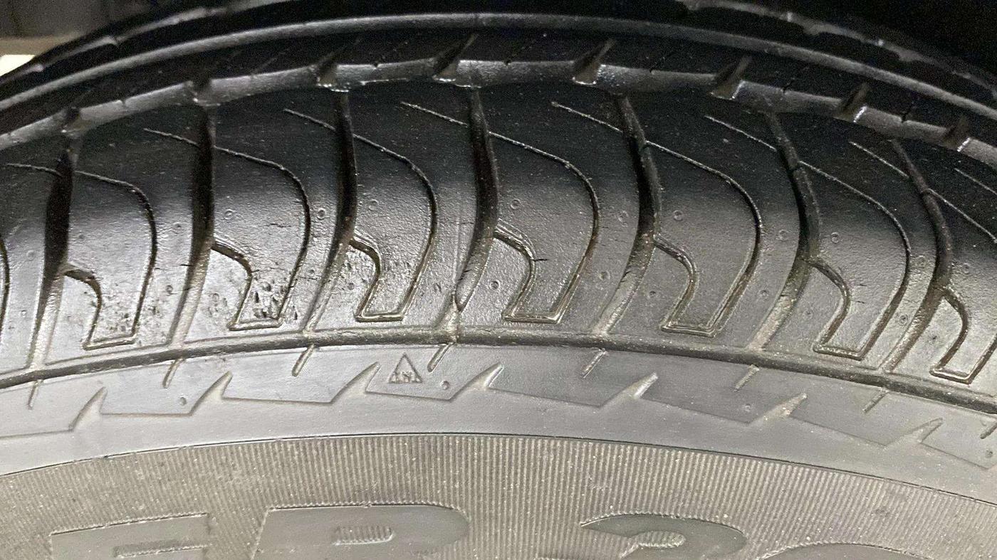 2015 Maruti Swift LXI (O), Petrol, Manual, 12,304 km, Right Front Tyre Tread