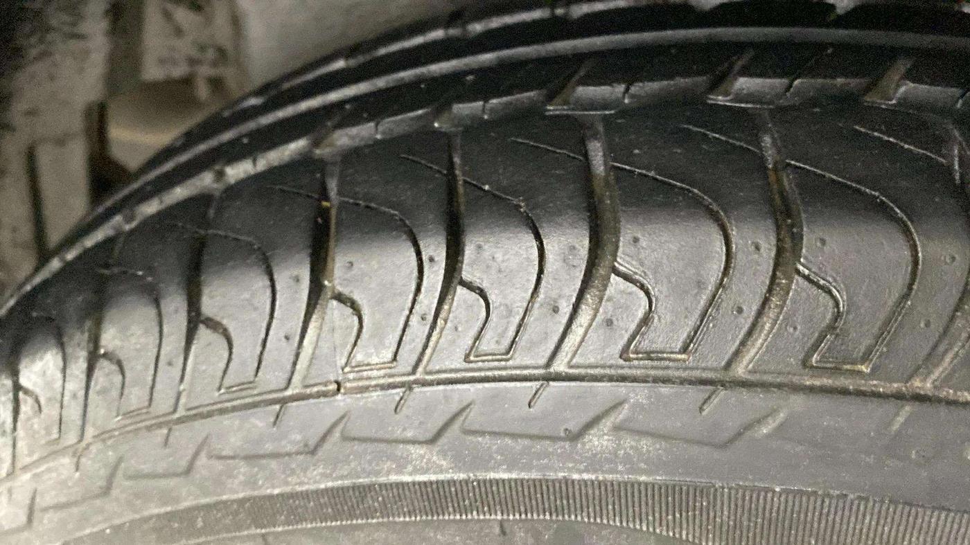 2015 Maruti Swift LXI (O), Petrol, Manual, 12,304 km, Left Rear Tyre Tread