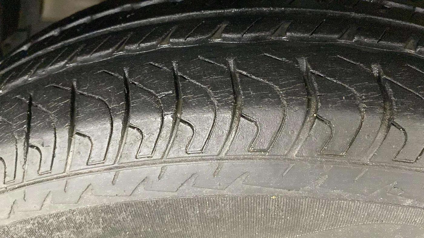 2015 Maruti Swift LXI (O), Petrol, Manual, 12,304 km, Left Front Tyre Tread