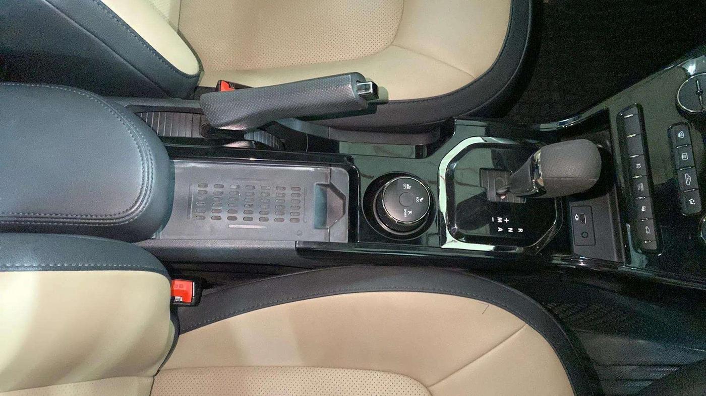 2023 Tata NEXON XZA PLUS LUX SUNROOF KAZIRANGA DIESEL, Diesel, Automatic, 27,212 km, Gear Lever
