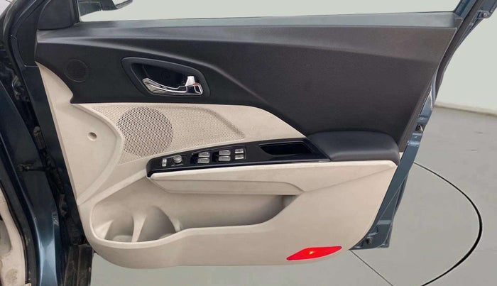 2019 Mahindra XUV300 W8 (O) 1.5 DIESEL, Diesel, Manual, 71,384 km, Driver Side Door Panels Control