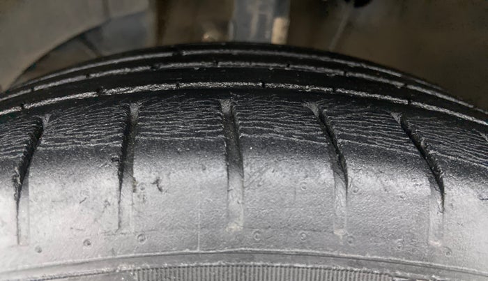 2017 Maruti Baleno ZETA DIESEL 1.3, Diesel, Manual, 53,415 km, Left Front Tyre Tread