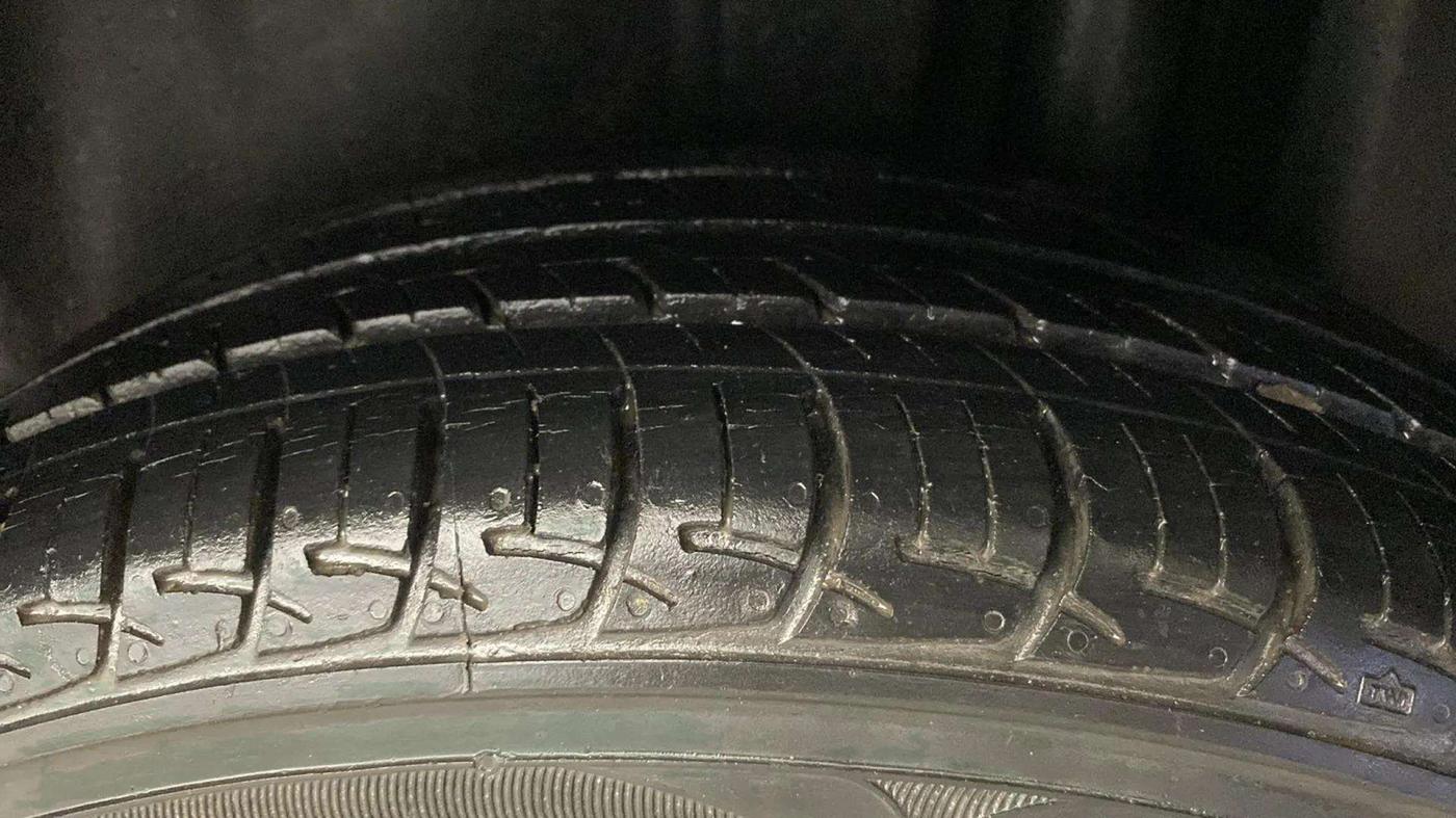 2018 Maruti Ciaz ZETA 1.4  AT PETROL, Petrol, Automatic, 31,016 km, Left Front Tyre Tread