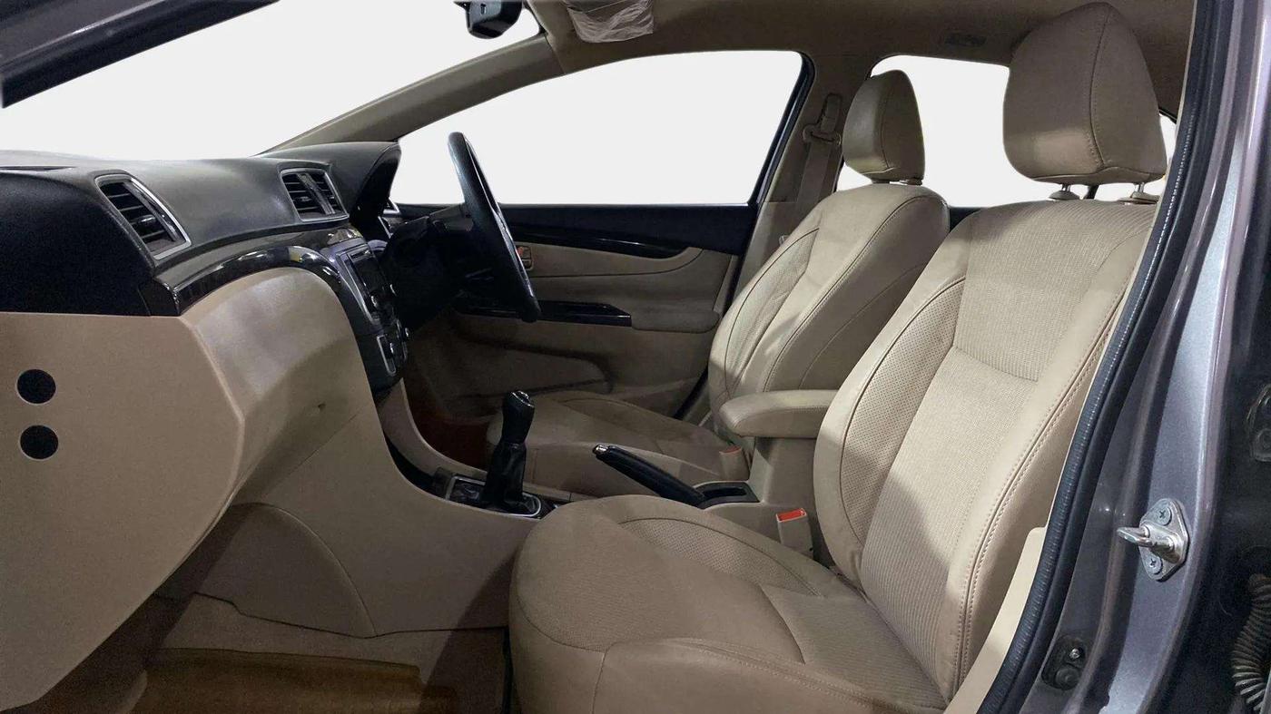 2015 Maruti Ciaz ZXI, Petrol, Manual, 38,478 km, Right Side Front Door Cabin