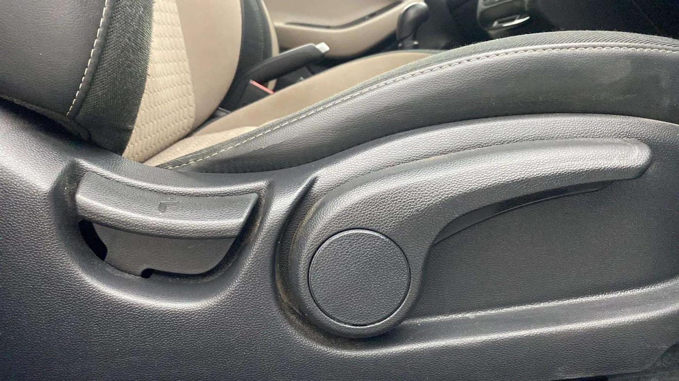 2017 Hyundai Elite i20 ASTA 1.2, Petrol, Manual, 24,044 km, Driver Side Adjustment Panel