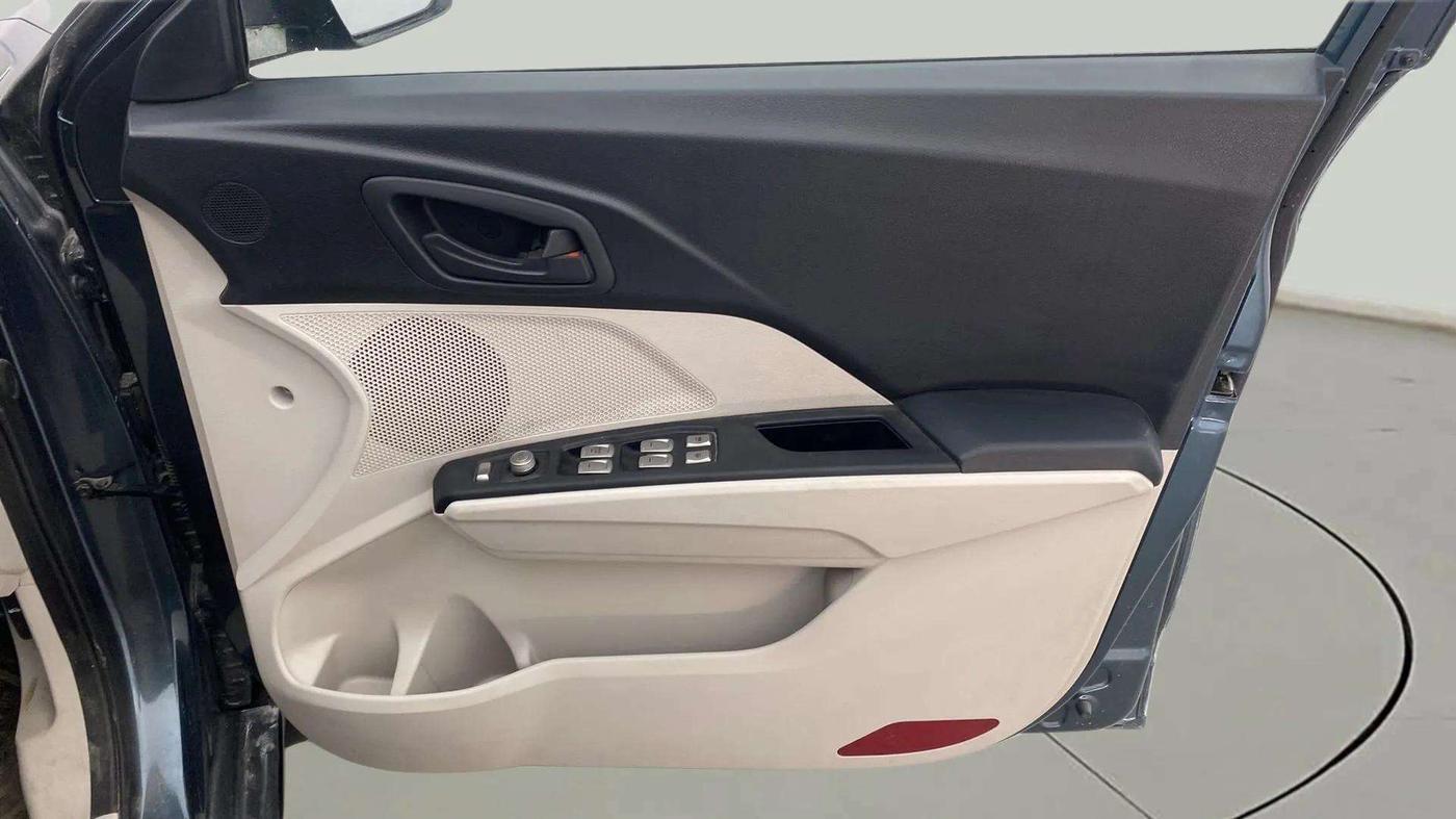 2021 Mahindra XUV300 W6 1.2 PETROL, Petrol, Manual, 15,876 km, Driver Side Door Panels Control
